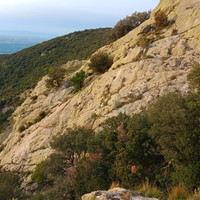 Le rocher ouest du haut en fin de journée, au loin la plaine du rousillon