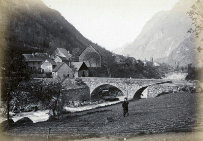Vieux pont de Livet vers 1885, vue vers l'aval, par anonyme Vieux pont de Livet vers 1885, vue vers l'aval, par anonyme
