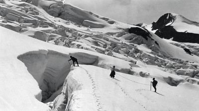 Crevasse par Aubrey Le-Blond / Elisabeth Hawkins-Whitshed Crevasse par Aubrey Le-Blond / Elisabeth Hawkins-Whitshed