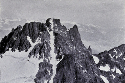 Couloir de neige par Aubrey Le-Blond / Elisabeth Hawkins-Whitshed Couloir de neige par Aubrey Le-Blond / Elisabeth Hawkins-Whitshed