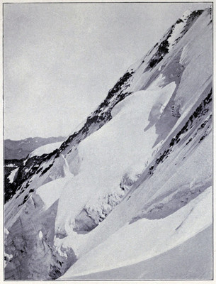 Les pentes de neige fragile en face N du Piz Palü par Aubrey Le-Blond / Elisabeth Hawkins-Whitshed Les pentes de neige fragile en face N du Piz Palü par Aubrey Le-Blond / Elisabeth Hawkins-Whitshed