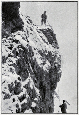 Passage vertical en rocher par Aubrey Le-Blond / Elisabeth Hawkins-Whitshed Passage vertical en rocher par Aubrey Le-Blond / Elisabeth Hawkins-Whitshed