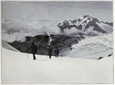 Sur la neige dure par Aubrey Le-Blond / Elisabeth Hawkins-Whitshed. Aufond, Monte Disgrazia. Sur la neige dure par Aubrey Le-Blond / Elisabeth Hawkins-Whitshed. Aufond, Monte Disgrazia.