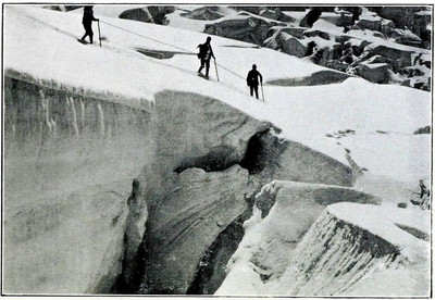 Crevasse par Aubrey Le-Blond / Elisabeth Hawkins-Whitshed Crevasse par Aubrey Le-Blond / Elisabeth Hawkins-Whitshed