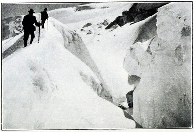 Crevasse par Aubrey Le-Blond / Elisabeth Hawkins-Whitshed Crevasse par Aubrey Le-Blond / Elisabeth Hawkins-Whitshed