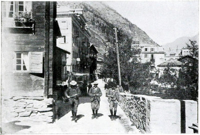 Départ de Zermatt pour la cabane par Aubrey Le-Blond / Elisabeth Hawkins-Whitshed Départ de Zermatt pour la cabane par Aubrey Le-Blond / Elisabeth Hawkins-Whitshed