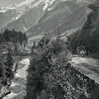 Pont Ste Marie, la diligence Chamouni-Genève et, en haut, l'Aiguille du Goûter, par Braun