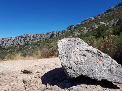 Bloc avec marquage rouge. Le site est au bout de sa pointe gauche, et le sentier à gauche Bloc avec marquage rouge. Le site est au bout de sa pointe gauche, et le sentier à gauche