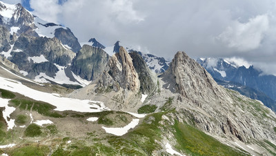 Les Pyramides Calcaires et le col à gauche Les Pyramides Calcaires et le col à gauche