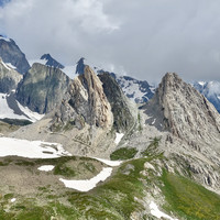 Les Pyramides Calcaires et le col à gauche