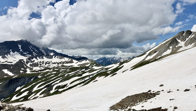 Aperçu de la traversée, mi-juillet, entre le col de la Seigne et le col des Pyramides Calcaires Aperçu de la traversée, mi-juillet, entre le col de la Seigne et le col des Pyramides Calcaires