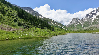 Lac Combal : La vue du parcours retour depuis le col des Pyramides Calcaires Lac Combal : La vue du parcours retour depuis le col des Pyramides Calcaires