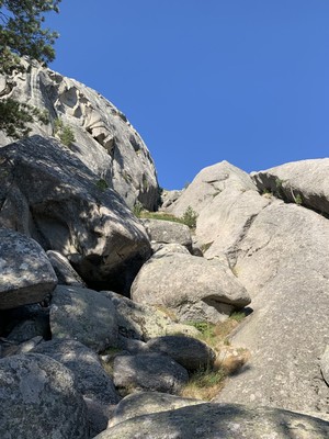 Le couloir d'accès herbeux et rocheux