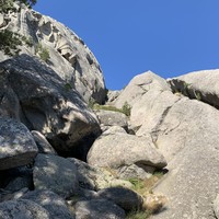 Le couloir d'accès herbeux et rocheux