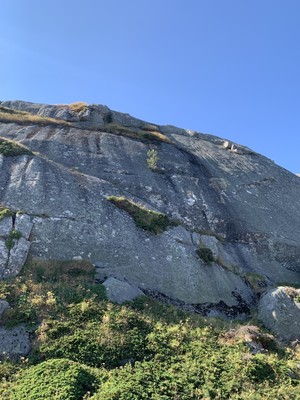 Le mur sommital et la fissure ascendante de droite à gauche avec la main courante.