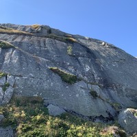 Le mur sommital et la fissure ascendante de droite à gauche avec la main courante.