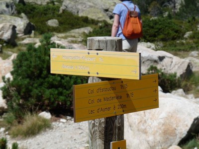 Signalétique directionnelle Parc national des Pyrénées - Réserve nationale du Néouvielle - Crédit Joël Combes - Parc national des Pyrénées