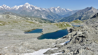 Lacs du Tachuy vus depuis le col du Tachuy ou du Petit Lacs du Tachuy vus depuis le col du Tachuy ou du Petit