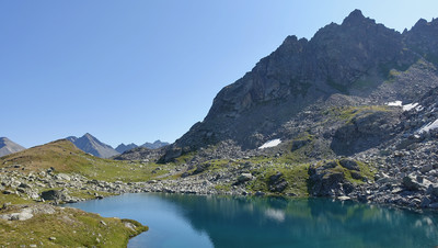 Lacs du Tachuy : Le premier lac, un peu à l'écart du chemin, en montant au col du Tachuy versant N Lacs du Tachuy : Le premier lac, un peu à l'écart du chemin, en montant au col du Tachuy versant N