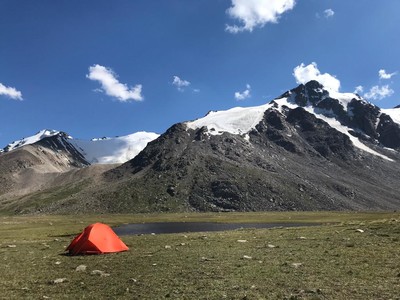 C'est le dome de neige au fond à gauche. C'est le dome de neige au fond à gauche.