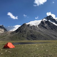 C'est le dome de neige au fond à gauche.