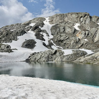 Lac du mont Freduaz avec la pointe méridionale de Freduaz en arrière plan ou la pointe S de la Louïe Blanche, 