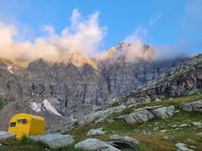 Bivacco Giraudo et 1er soleil sur le Becco di Montclair (J3) Bivacco Giraudo et 1er soleil sur le Becco di Montclair (J3)