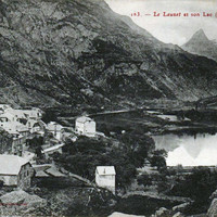 Lac et village du Lauzet