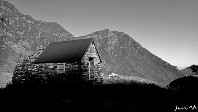 La cabane protégée par le fort