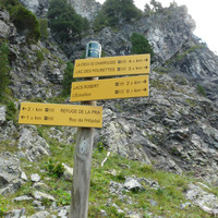 Le panneau indicateur du Lac Léama