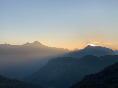 [Concours Photo Sophie 2021] Quelques instants avant le lever du soleil dans un alignement improbable avec la Tsanteleina...