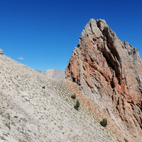La via commence sur la crête cairnée de gauche 