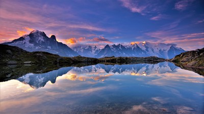 [Concours Photo Sophie 2021] La chaîne du Mont Blanc se reflète dans le lac des Chéserys (Chamonix, FR)