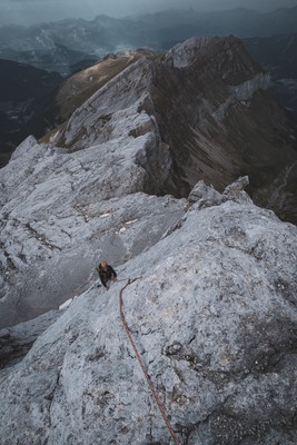 [Concours Photo Sophie 2021] Arête du Doigt à la Pointe Percée, Stéphane dans la dalle final, de la variante de sortie