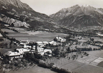 Faucon de Barcelonnette, au fond tête de Siguret (CPA)