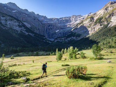 Randonneur au Cirque de Gavarnie / © P. Meyer  – Parc national des Pyrénées