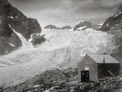 Le Refuge Tuckett et Le Glacier Blanc avant sa fonte 