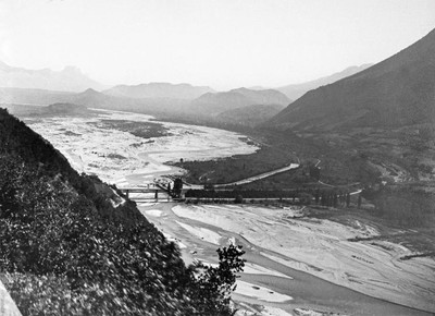 Vallée du Drac -ravagée par les crues- vue de la voie ferrée