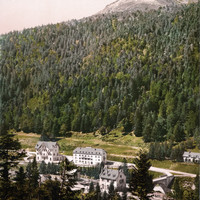 Le Lioran Gare et Rocher du Bec de l'Aigle 1699 m en 1900 par Photoglob N°0000009257