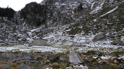 Cabane en arrivant du Plaa d'Aste, Toue en face Cabane en arrivant du Plaa d'Aste, Toue en face