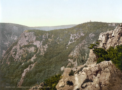 Rocher de Rosstrappe vu de la place de danse des sorcières, en 1900, par Photoglob N°0000006523 Rocher de Rosstrappe vu de la place de danse des sorcières, en 1900, par Photoglob N°0000006523