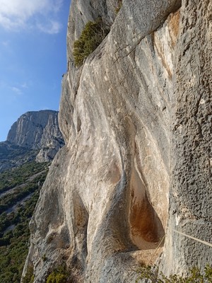 La conque tout lisse de fin de L2 : superbe endroit ! Au fond le Baou des Vespres... La conque tout lisse de fin de L2 : superbe endroit ! Au fond le Baou des Vespres...