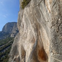 La conque tout lisse de fin de L2 : superbe endroit ! Au fond le Baou des Vespres...