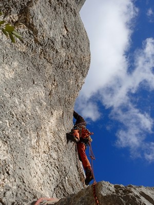 L3 : une section raide pas facile dès le départ, puis une suite magnifique en libre sur beau rocher : Artimuse est aux anges ^__^ L3 : une section raide pas facile dès le départ, puis une suite magnifique en libre sur beau rocher : Artimuse est aux anges ^__^