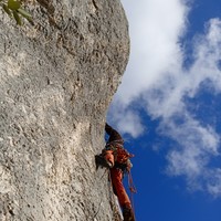 L3 : une section raide pas facile dès le départ, puis une suite magnifique en libre sur beau rocher : Artimuse est aux anges ^__^