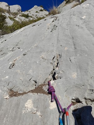 Une lunule indique le départ de L4 : on reste sur les dalles grises à droite du petit vallon Une lunule indique le départ de L4 : on reste sur les dalles grises à droite du petit vallon