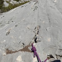 Une lunule indique le départ de L4 : on reste sur les dalles grises à droite du petit vallon