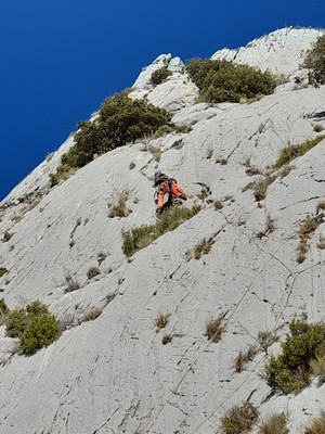 Détail fin de L5 : relais après le chêne... On aperçoit la L6 au-dessus Détail fin de L5 : relais après le chêne... On aperçoit la L6 au-dessus