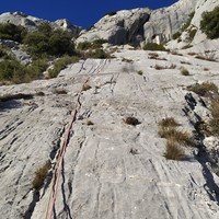 L7 : la magnifique dalle canelée, avec la baume déversante blanche et noire en ligne de mire !