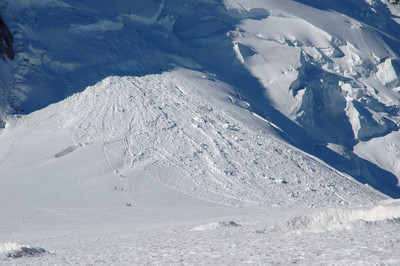 Mont Blanc du Tacul, face N, avalanche de sérac récente Mont Blanc du Tacul, face N, avalanche de sérac récente